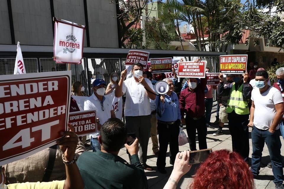Militantes de Morena se manifestaron ante las candidaturas de José María Martínez y Tomás Vázquez Vigil como diputados plurinominales.