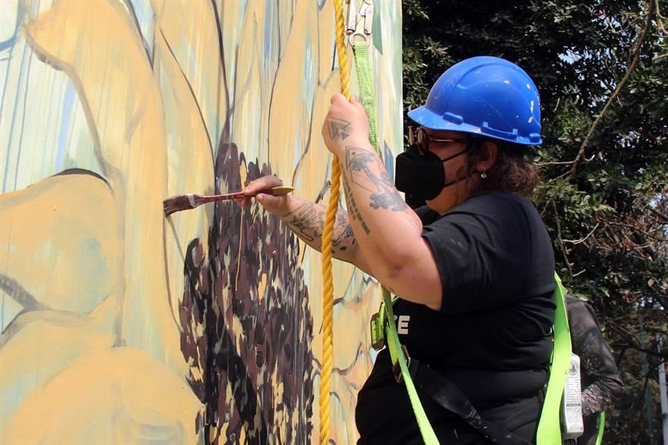 La artista plástica Liz Rashell pensó el mural como un grito de guerra para las mujeres.