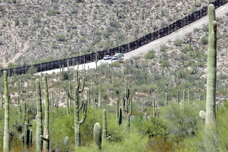 Agentes recorren la frontera entre Arizona y México.