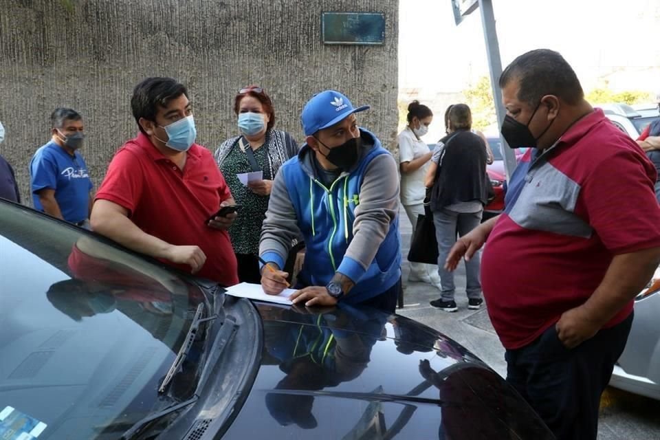 Los ciudadanos se organizaron entregando boletos y marcando los automóviles desde el sábado.
