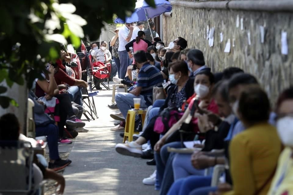 Fila de personas que esperan recibir la vacuna contra el Covid-19 a las afueras del CODE Alcalde, donde la primer persona se formó el jueves a las 8:00 horas.