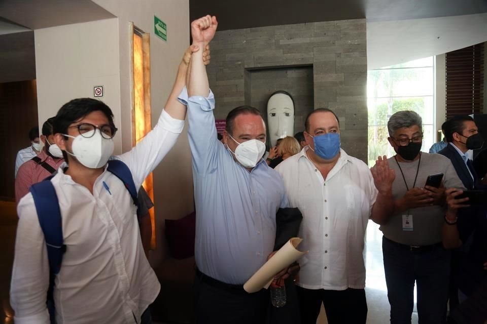 Alberto Uribe (camisa azul) afirma que está listo para hacer campaña en los Distritos de Zapopan.