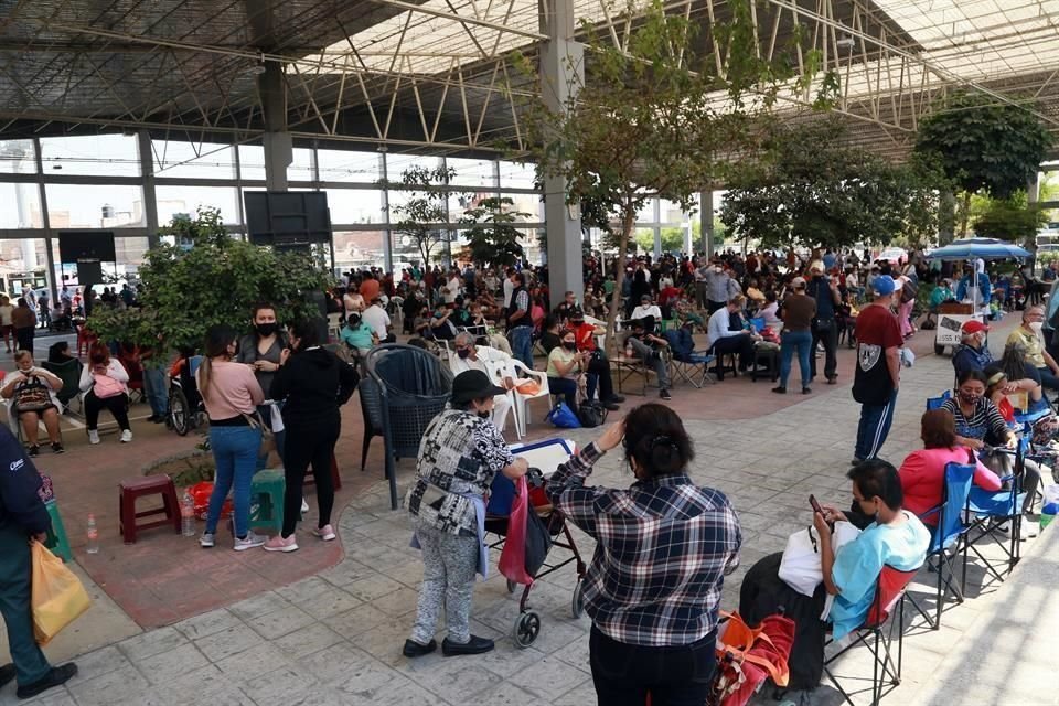 Ayer, en el Parque San Jacinto, así lucía la fila de personas interesadas en obtener la vacuna que comienza a aplicarse hoy.