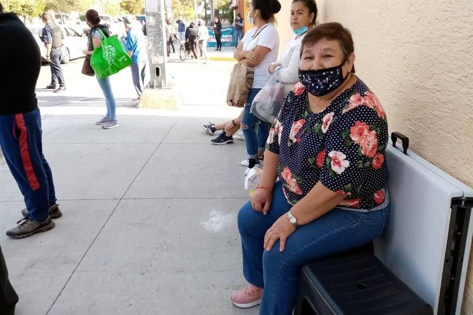 Francisca Díaz Alvarado, esperó a su esposo afuera del centro universitario. Recibió ayuda, pues no tiene automóvil.