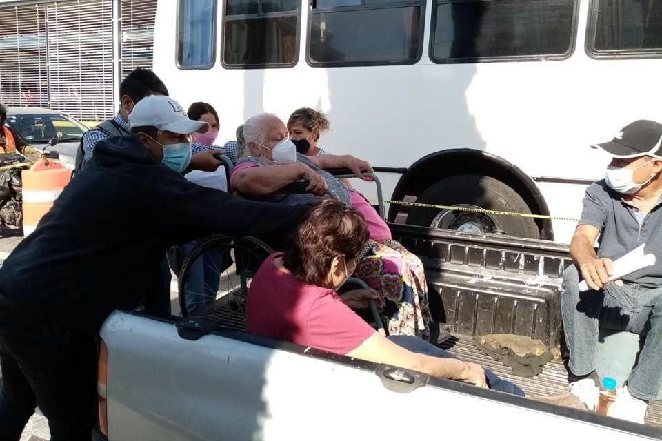 Una camioneta Pick up dio aventón a una adulta mayor en silla de ruedas.