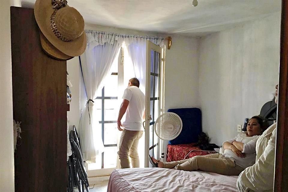 Hacinados en una pequeña casa, la familia González Lindero narra su lucha contra el Covid, luego que 6 de sus 8 integrantes enfermaran.