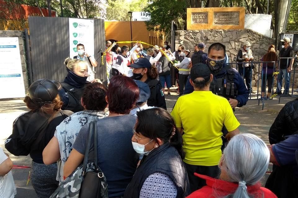 PARQUE AGUA AZUL. En este espacio no se respetó del todo la fila que inició el jueves pasado. Temprano, decenas de personas se metieron.