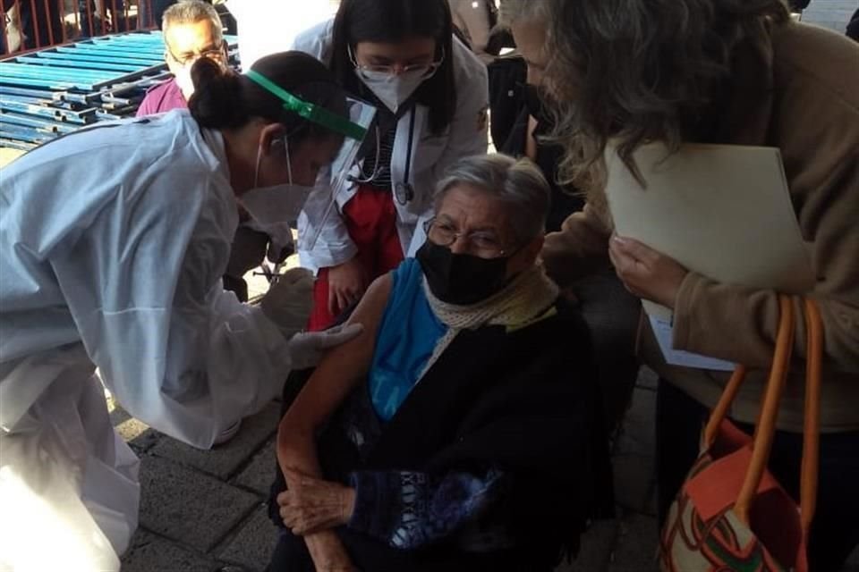 EXPLANADA DEL CABAÑAS. Rosa María recibió la vacuna pese a su miedo.