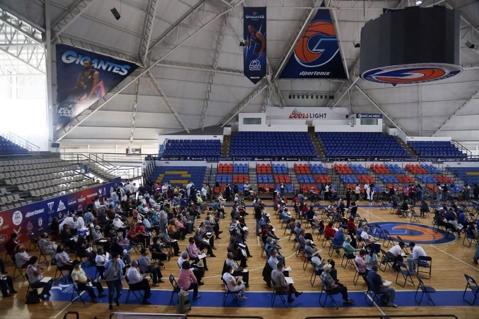 CODE ALCALDE. A diferencia del resto de los centros, el ubicado dentro del Code mostró una mayor organización en el registro y vacunación de adultos mayores.