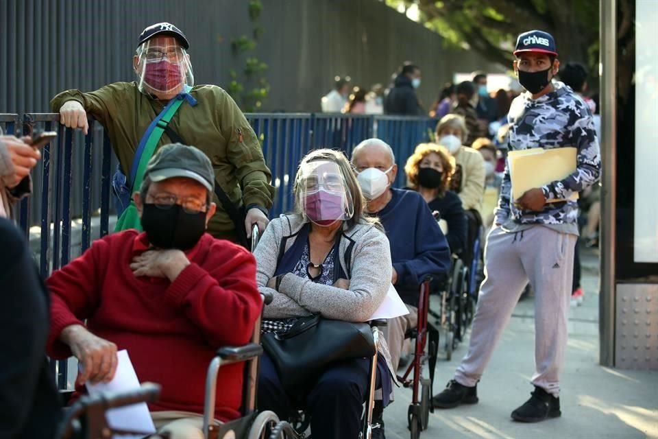 PARQUE VILA CAMACHO. Caus molestia que la vacunacin comenz con una hora de retraso, pues hubo gente formada desde el jueves.