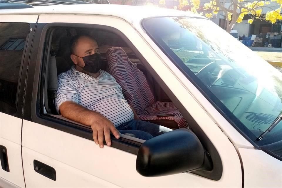 Iván Jesús Angulo se formó desde el jueves en el drive thru, pero ayer no alcanzó dosis para sus padres y suegros. Será hasta hoy.