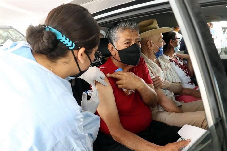 Aunque el viernes las autoridades indicaron que solo habría dos fichas por auto en el CUAAD, las personas ya llevaban llenos los vehículos por una indicación previa.