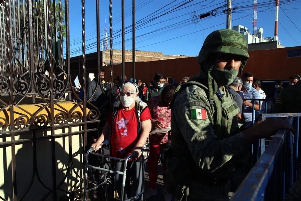 Personas mayores de 60 años reprocharon al Gobierno Federal y Estatal la organización que implementaron para vacunarlos en Guadalajara.