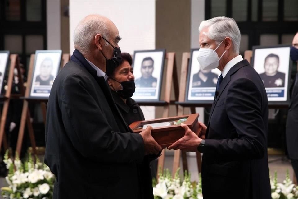 El Gobernador del Edomex entregó a los familiares de los elementos caídos reconocimientos post mórtem.