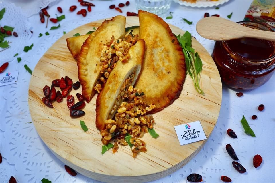 Tetela de Ocampo presentó unas empanadas de Escamoles al mojo de ajo.