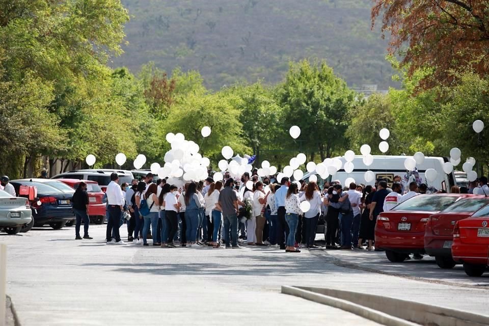 familiares, amigos y repartidores de aplicaciones despidieron a las hermanitas Regina e Isabela, de 5 y 1 años.