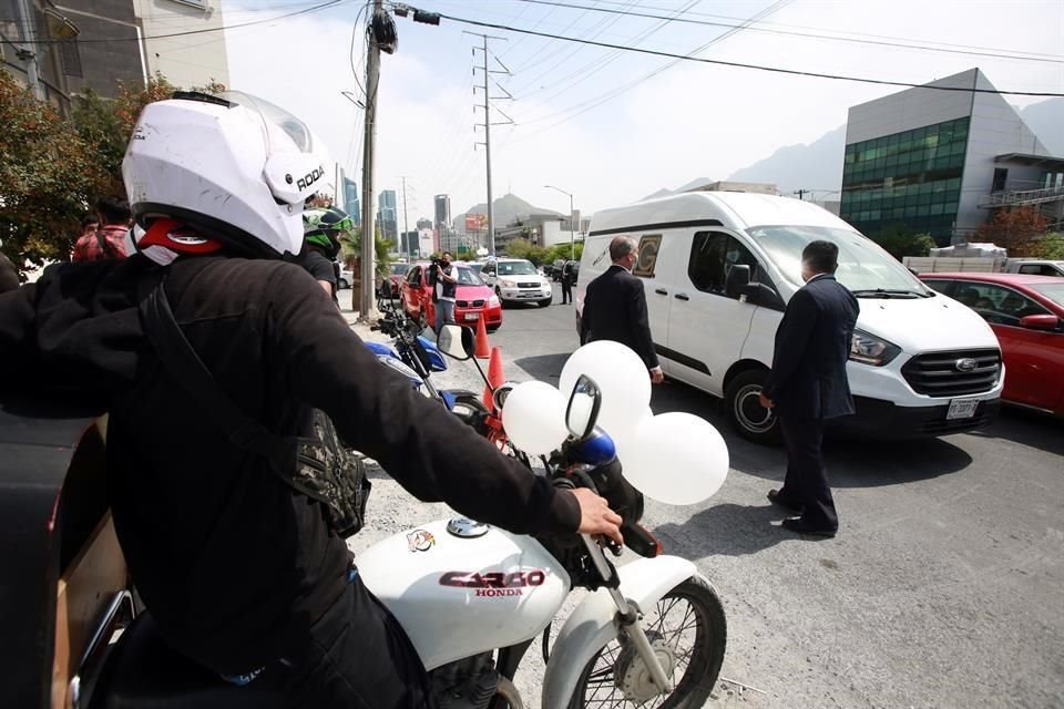 El cortejo salio a las 14:12 horas y fue acompañado por autos y motocicletas que portaron globos blancos para honrar a las pequeñas.