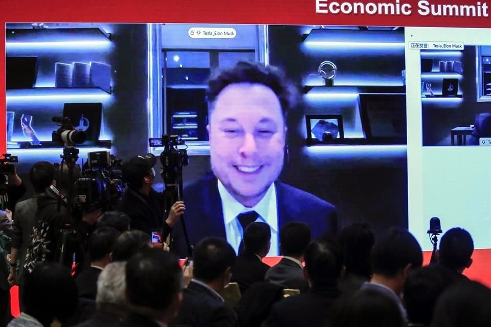 Elon Musk anunció que los autos eléctricos de Tesla ya pueden ser comprados con bitcoin en EU y afirmó que intención de la compañía es que clientes de otros países puedan hacerlo a finales de año.