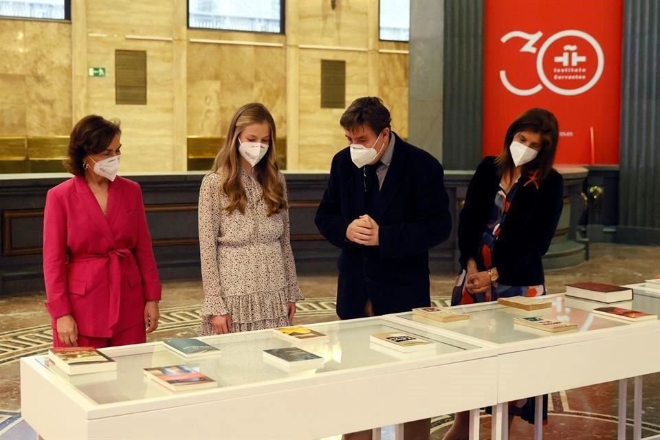 La Princesa Leonor junto a la vicepresidenta primera del Gobierno, Carmen Calvo y el director del Instituto Cervantes, Luis García Montero, realizaron un recorrido por el Instituto Cervantes.