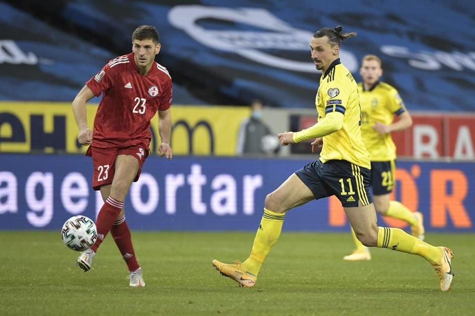 Zlatan fungió como poste en la delantera.
