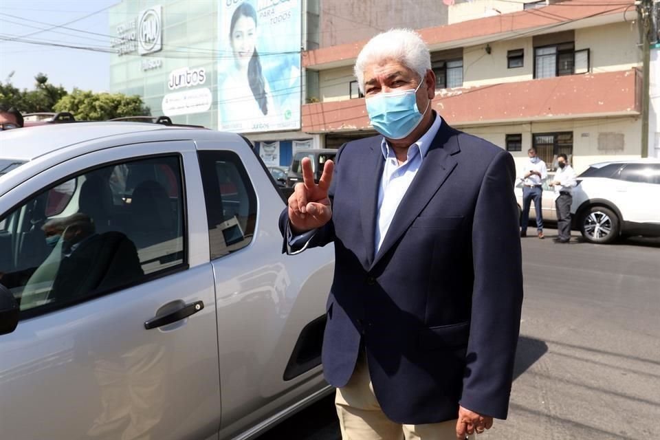 Javier Rámirez Acuña se registró como precandidato a Diputado Federal.