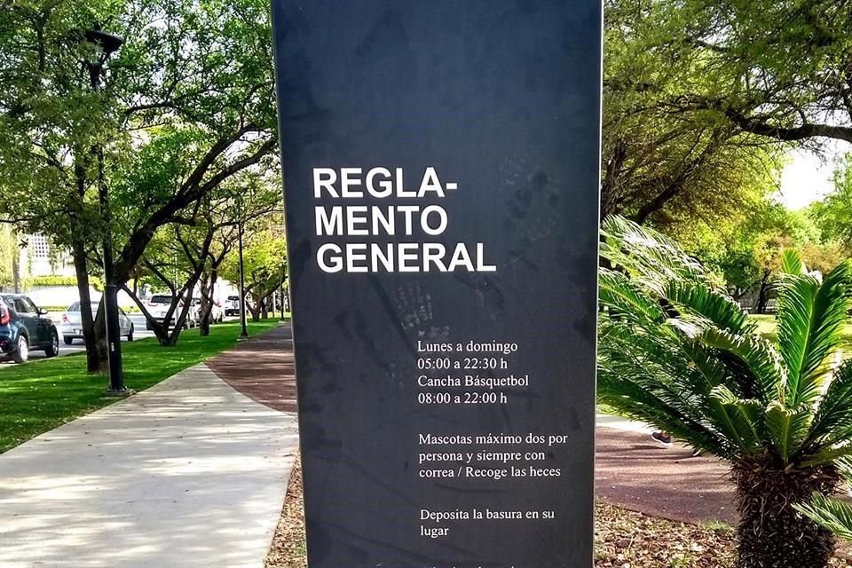 En el sitio se colocaron algunos tótems donde vienen algunas disposiciones del reglamento como el de quién debe usar la vitapista del sitio.