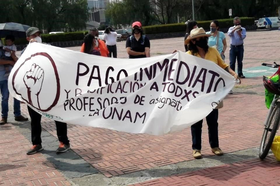 Esta tarde, profesores y alumnos protestaron en la Torre de Rectoría y exigieron el pago inmediato de sus salarios.