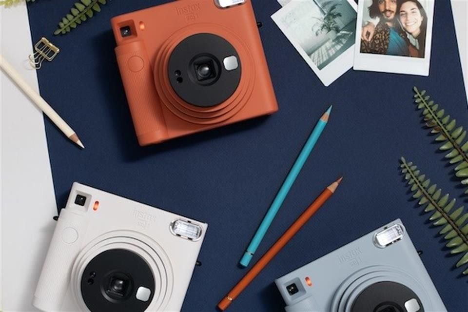 La instax Square SQ1 está disponible en colores blanco, terracota y azul, con un precio de 3 mil 800 pesos.