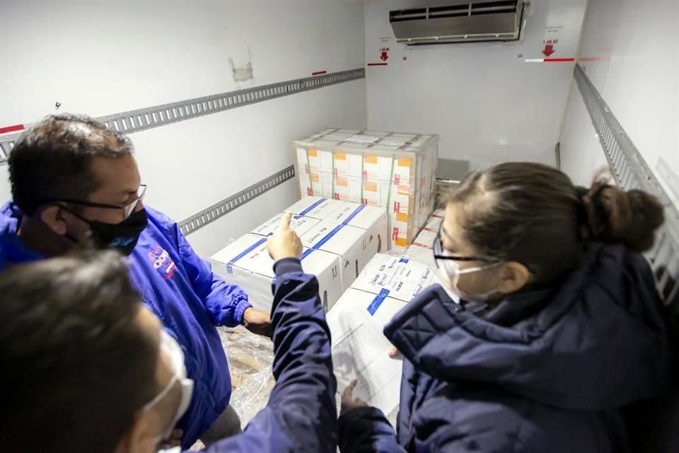 La madrugada de este jueves arribaron al Estado 107 mil 820 dosis.