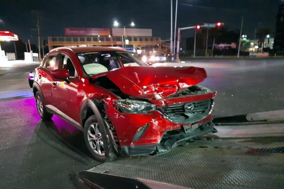 Nelly Cuéllar Delgado, de 40 años, presuntamente se pasó un semáforo en rojo y con su auto CX3 Mazda se llevó de encuentro un taxi que proyectó más de 20 metros, en Churubusco y Madero.