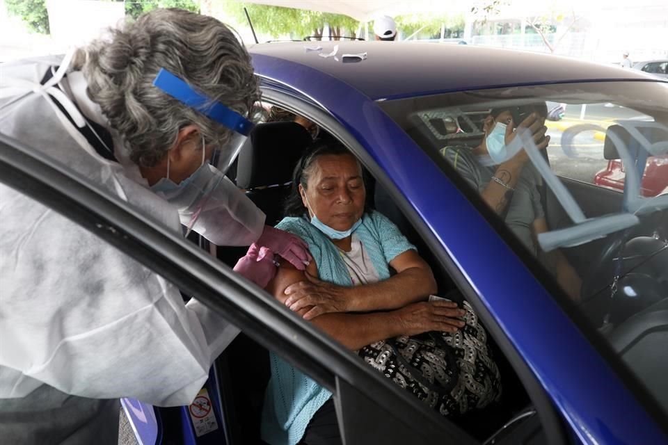 Para la modalidad drive thru, en CUAAD y CUCEI, puede ir el carro lleno, siempre y cuando el apellido de las personas que se vayan a vacunar coincidan con la letra que toca.