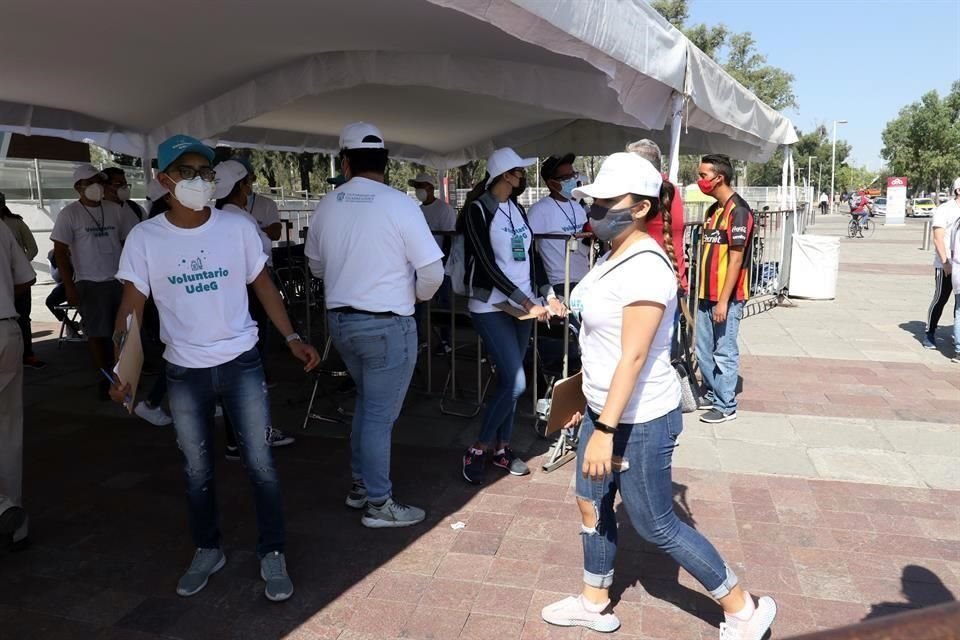 En el CUCEA hubo momentos que había más voluntarios que personas para vacunarse.