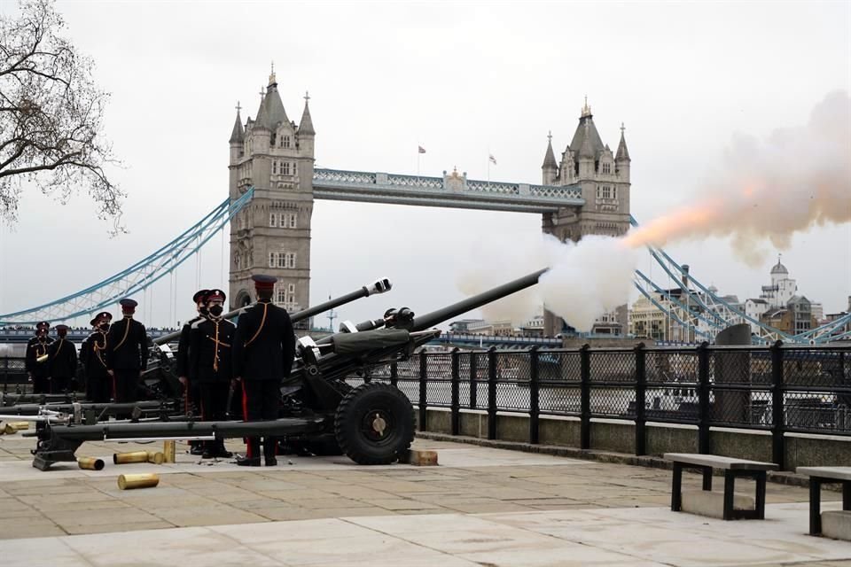 Desde las 12.00 hora local (11.00 GMT) y hasta 41 minutos después, los cañones en emplazamientos militares de Londres, Edimburgo, Cardiff, Belfast o Gibraltar, lanzaron disparos en honor al Prinípe.