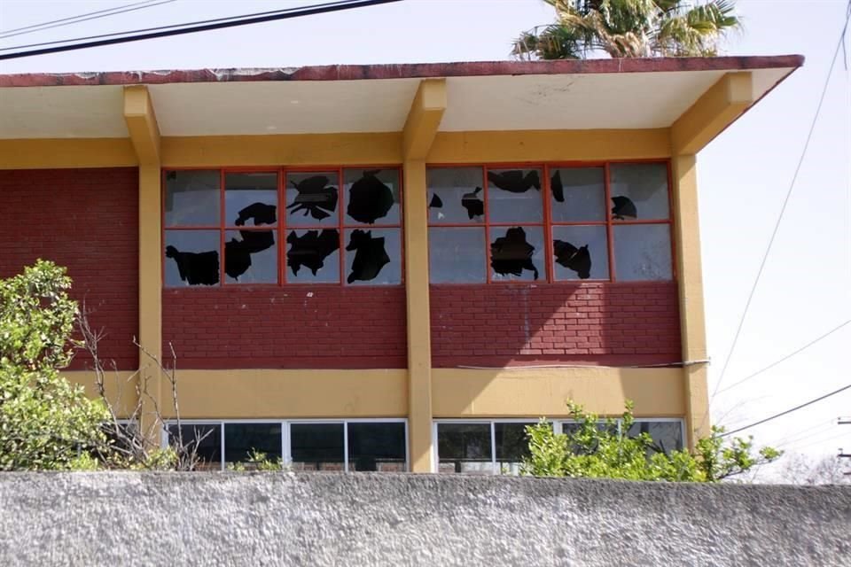 ROMPEN SEGURIDAD. La secundaria Diego Rivera, en Guadalupe, aún exhibe vidrios rotos en ventanas de salones.