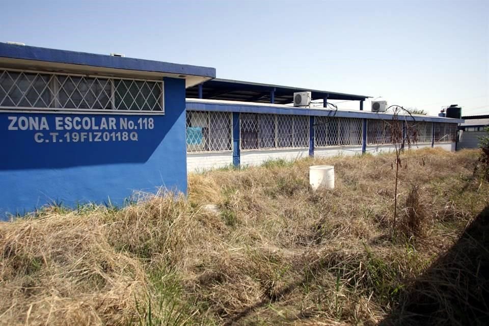 ENTRE MALEZA. La hierba continúa siendo un problema en la escuela Ford 54 Plinio D. Ordóñez, en San Nicolás.