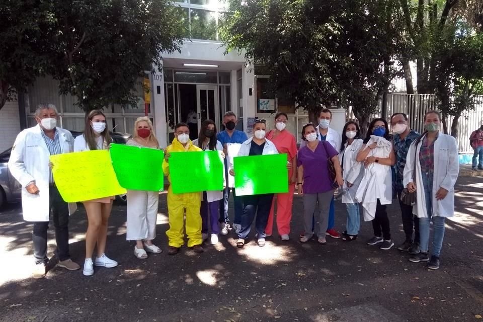 Médicos que se desempeñan en hospitales privados exigen vacunas para todos los trabajadores de la salud.