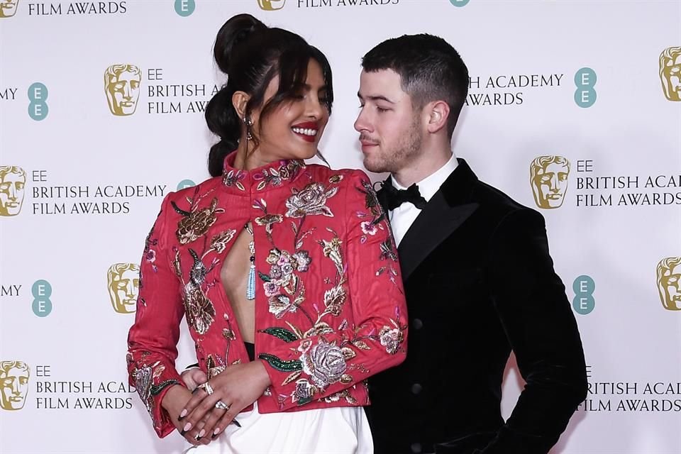 Priyanka Chopra, también presentadora de premios, llegó al evento acompañada de su esposo, Nick Jonas.