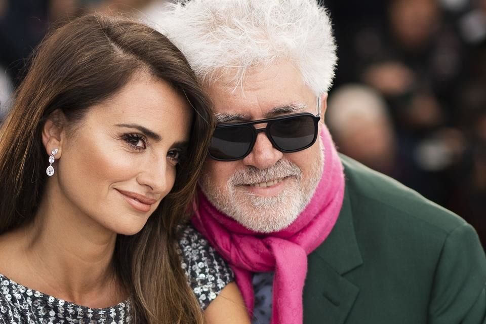 Penelope Cruz y el director Pedro Almodovar en el Festival de Venecia.