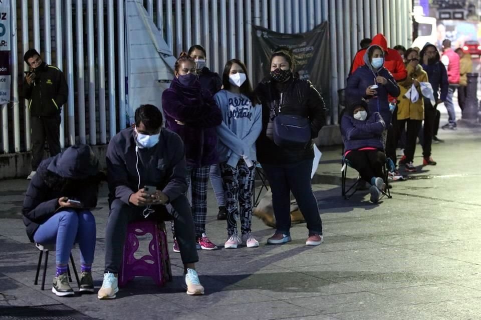 Decenas de personas formadas ayer para alcanzar una prueba Covid en la Alcaldía Iztapalapa de la Ciudad de México.