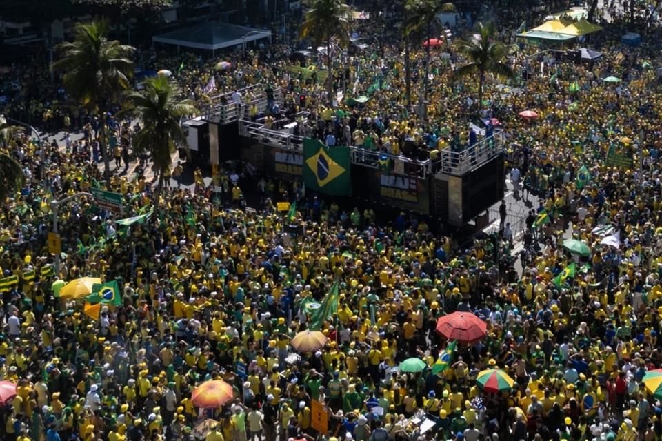 Miles de simpatizantes de Jair Bolsonaro salieron a las calles tras anuncio de EU de imponer aranceles a Brasil y sanciones a juez.