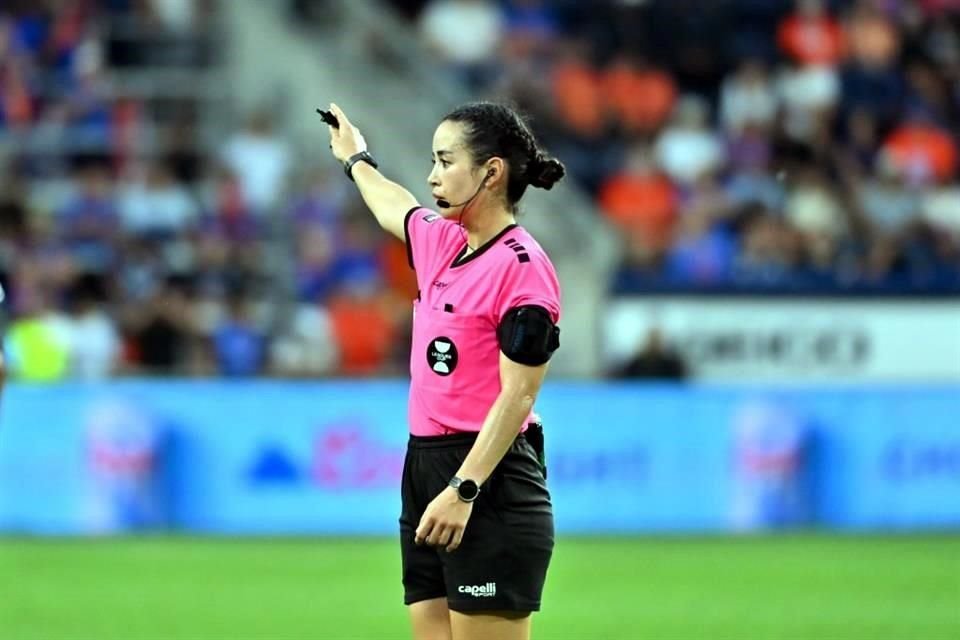 La árbitra Katia Itzel García durante el partido entre Rayados y el Cincinnati, de la Leagues Cup.
