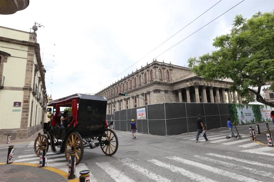 Las lonas y mallas colocadas en torno a las obras impiden ver algunos sitios del Centro Histórico de Guadalajara.