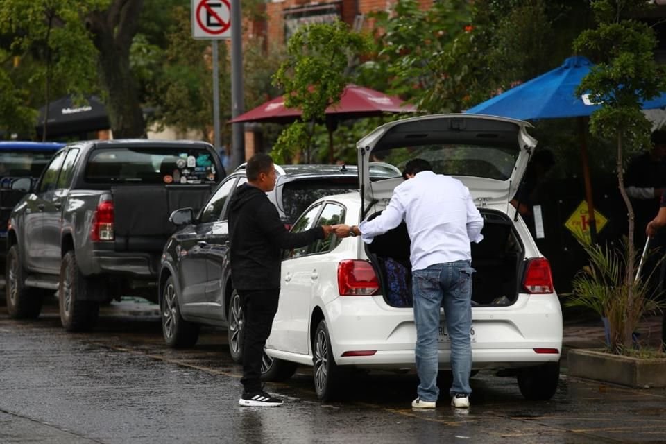 Algunos valet parking en Chapalita no guardan las llaves en sus módulos, y las dejan en las llantas de los autos que estacionan en la calle.