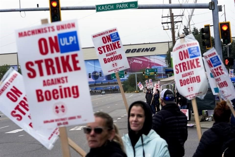 Unos 3 mil 200 trabajadores de Boeing comenzaron su huelga, la primera del sindicato desde 1996, este lunes temprano.