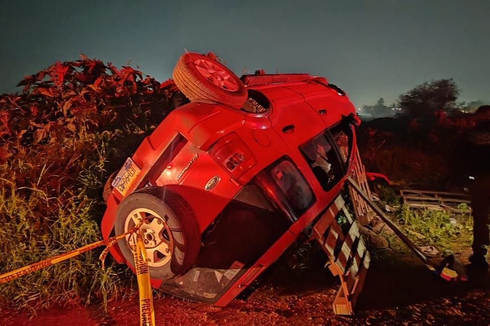 Los agentes se encontraron con un vehículo compacto rojo, que estaba sobre su toldo.