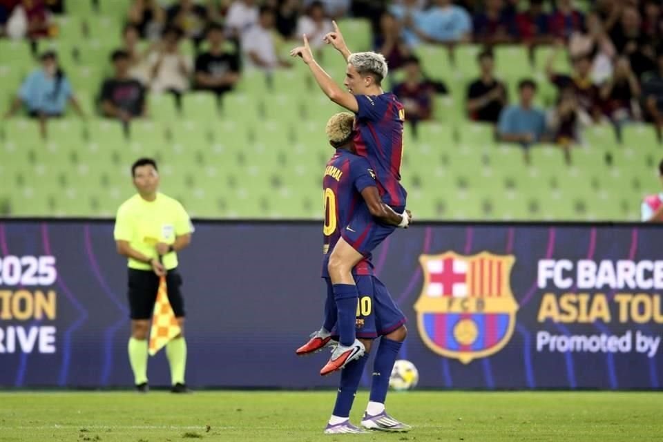 Gavi (der.) marcó dos tantos en la goleada del Barcelona.