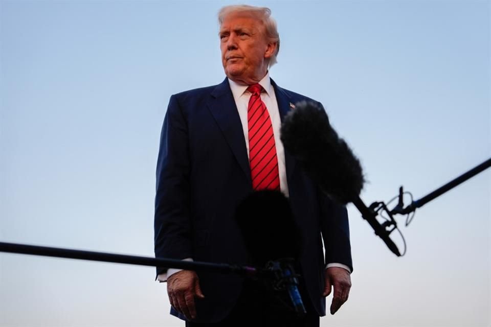 El Presidente Donald Trump habla con reporteros antes de abordar el Air Force One, el 3 de agosto del 2025.