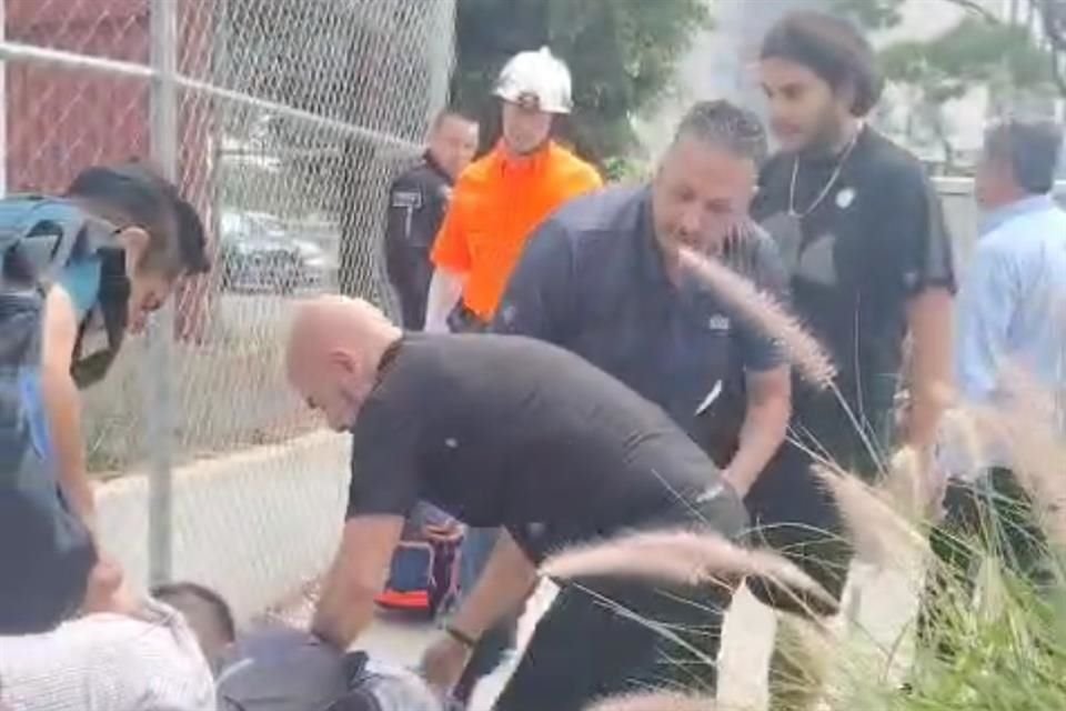 En la grabación se aprecia que varios ciudadanos intentan separar la trifulca y retiran por unos momentos al de playera negra.