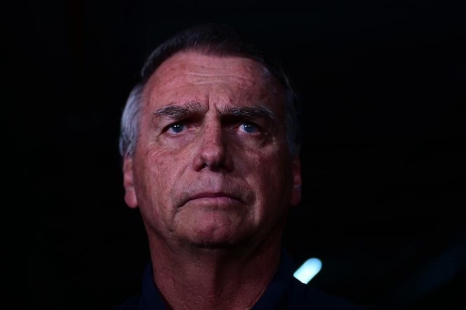 El ex Presidente Jair Bolsonaro habla con medios en Brasilia el 18 de julio del 2025.
