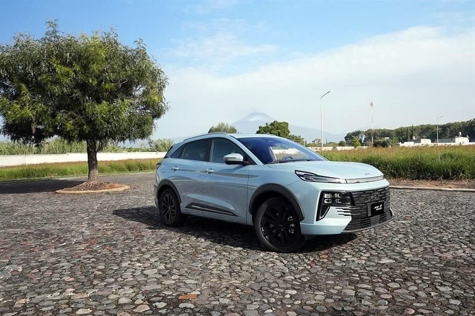 JAC 6 PHEV, 0'dan 100 km/s hıza 7,3 saniyede ulaşıyor.